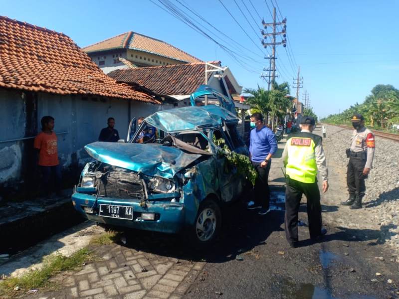 Kereta Api Tabrak Mobil di Sidoarjo, 4 Tewas, 2 Masih Balita