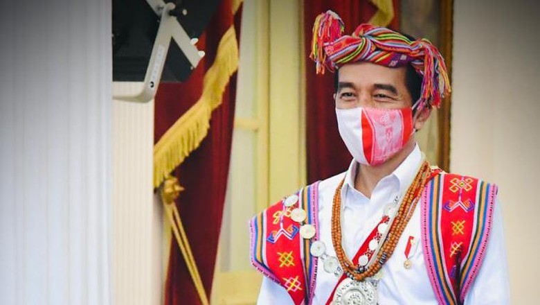 Presiden Jokowi mengenakan baju adat dari Kabupaten Timor Tengah Selatan, NTT. (ist)