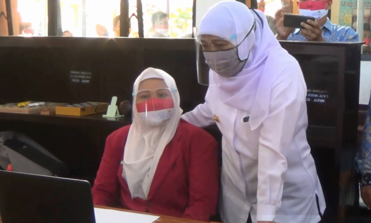 Gubernur Jatim, Khofifah Indar Parawansa saat mengunjungi uji coba sekolah tatap muka perdana di tengah pandemi di Probolinggo (Foto / Metro TV) 