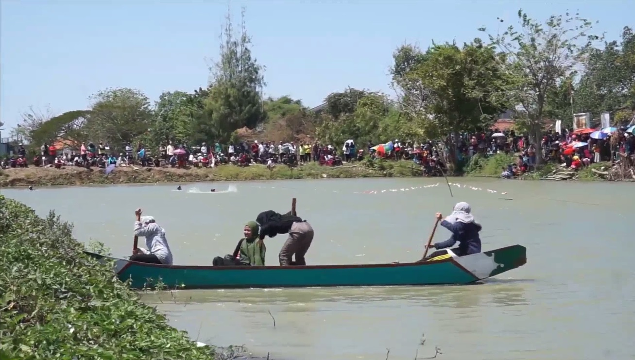 Salah satu peserta lomba dayung nyaris terguling setelah menabrak tepian waduk (metrotv)