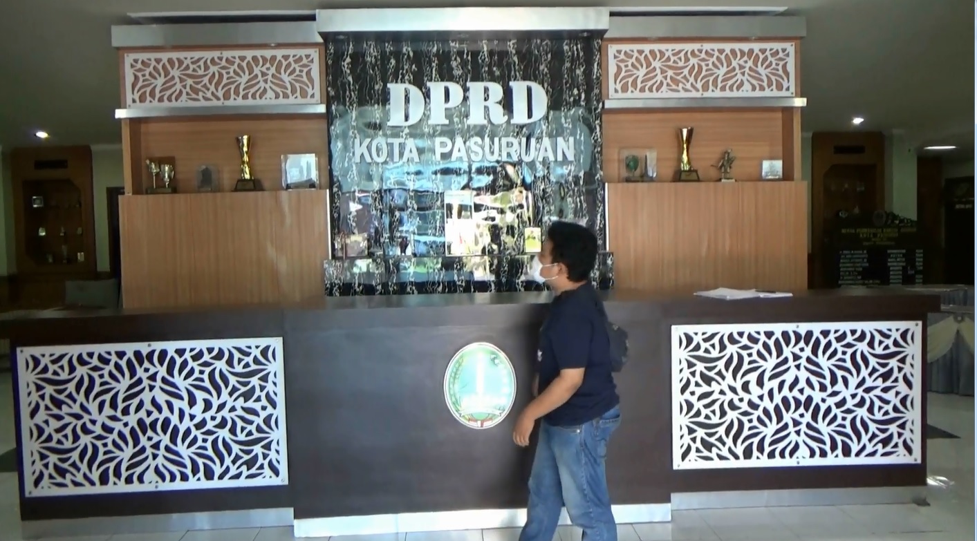 Kantor DPRD Pasuruan tetap dibuka meski satu anggota dewan dinyatakan positif covid-19 (Foto / Metro TV)  