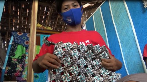 Salah satu hasil kerajinan tas dari limbah bungkus kopi. (foto/metrotv)