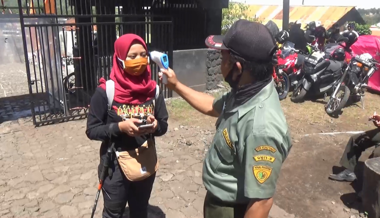 Salah satu pendaki Cemorosewu menjalani proses protokol kesehatan (Foto / Metro TV)