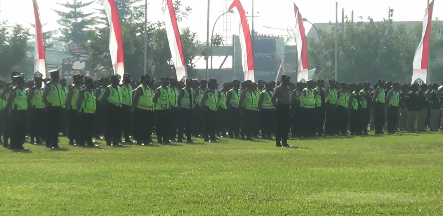 Ribuan pasukan gabungan dari TNI dan Polri disiagakan untuk mengamankan acara pengesahan anggota perguruan silat PSHT di Blitar (Foto / Metro TV)