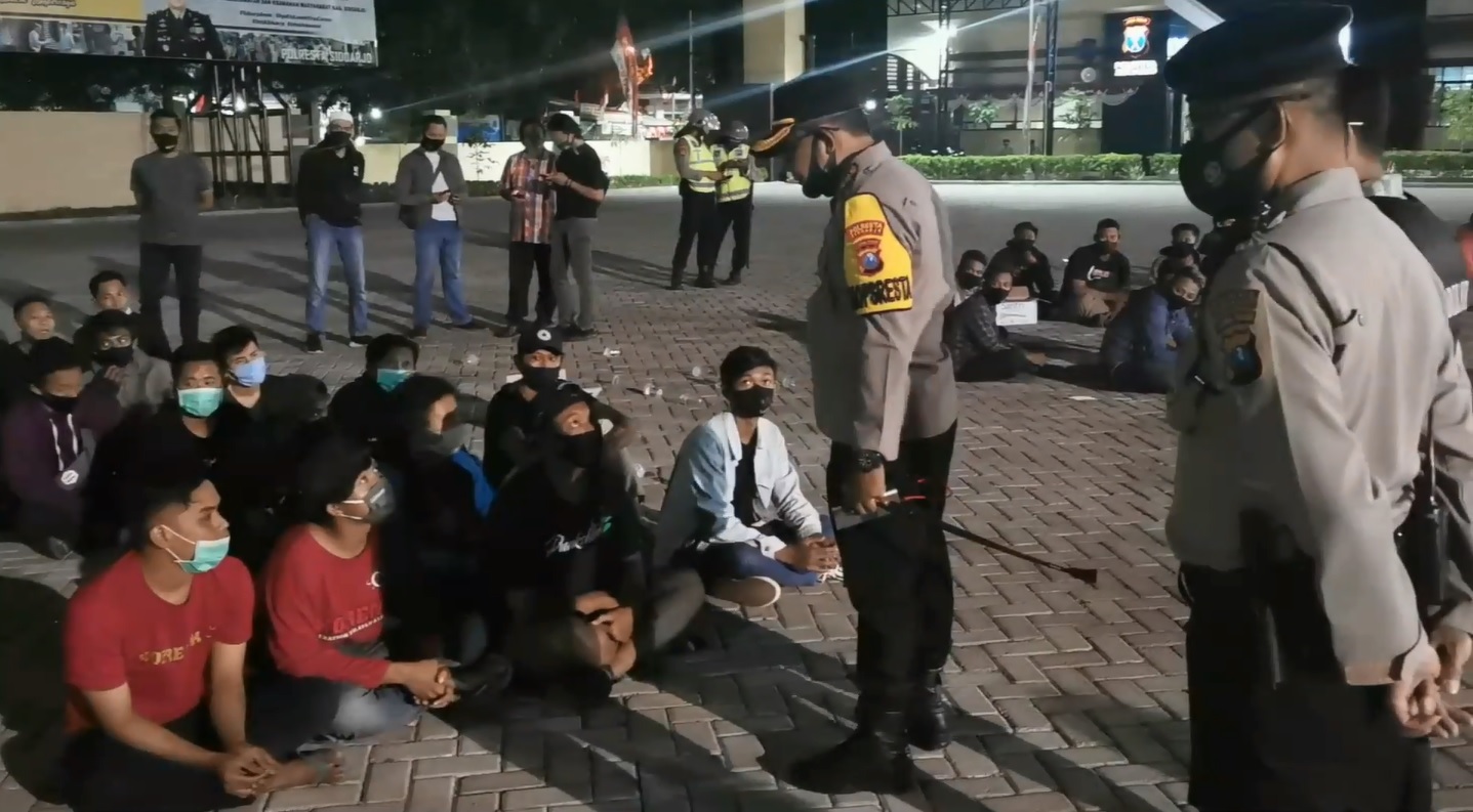 Kapolresta Sidoarjo, Kombes Pol  Sumardji saat memperingatkan puluhan pesilat PSHT agar tak berbuat onar (Foto / Metro TV)