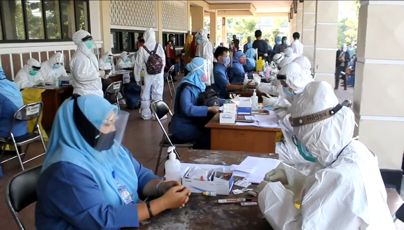 Ribuan guru SD hingga SMP di Surabaya menjalani tes swab covid-19 untuk persiapan sekolah tatap muka (Foto / Metro TV)