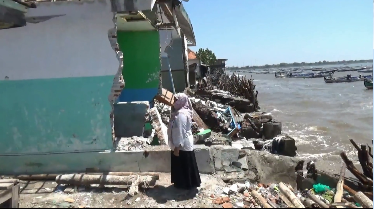 Dinding belakang madrasah dan dua rumah warga ambrol diterjang ombak (Foto / Metro TV)