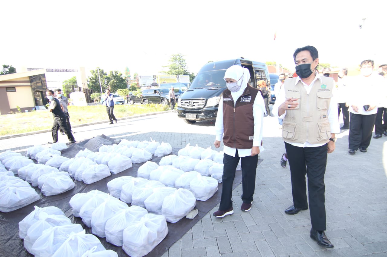 Almarhum Cak Nur (kanan) saat bersama Gubernur Jawa Timur, Khofifah Indar Parawansa (Foto / Metro TV)