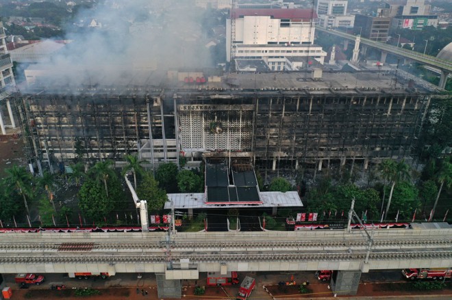 Gedung Kejagung hangus setelah api membakar selama 11 jam (Foto / Metro TV)