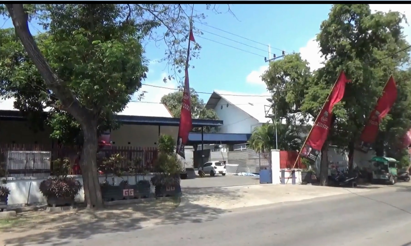 Kondisi pabrik rokok terlihat sepi setelah diliburkan sementara akibat puluhan karyawan terpapar covid-19 (foto/metrotv)