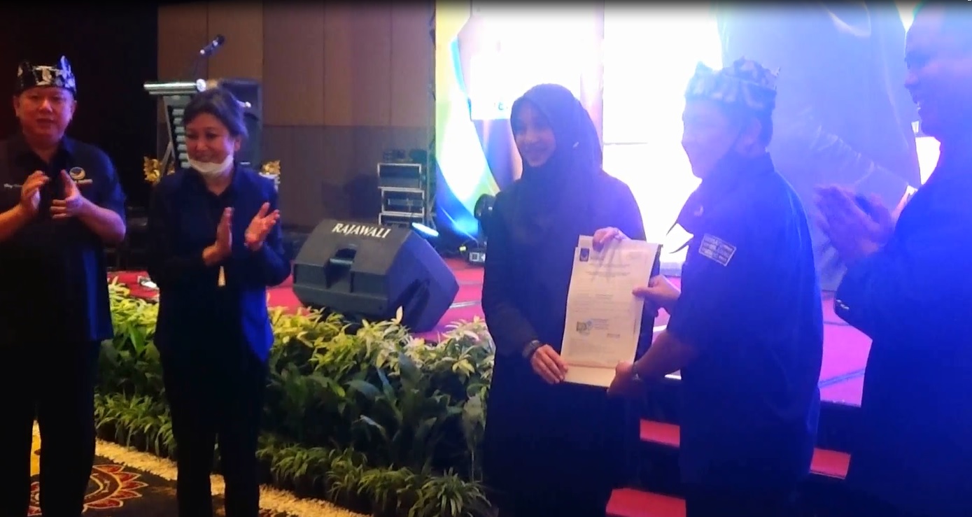 Ipuk Festiandani menerima surat rekomendasi dari Partai Nasdem untuk maju sebagai calon bupati Banyuwangi dalam Pilkada 2020. (metrotv)