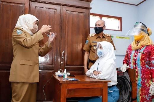  Gubernur Jawa Timur Khofifah Indar Parawansa  datang meninjau langsung pelaksanaan uji coba belajar tatap muka di Nganjuk. (foto/ist)