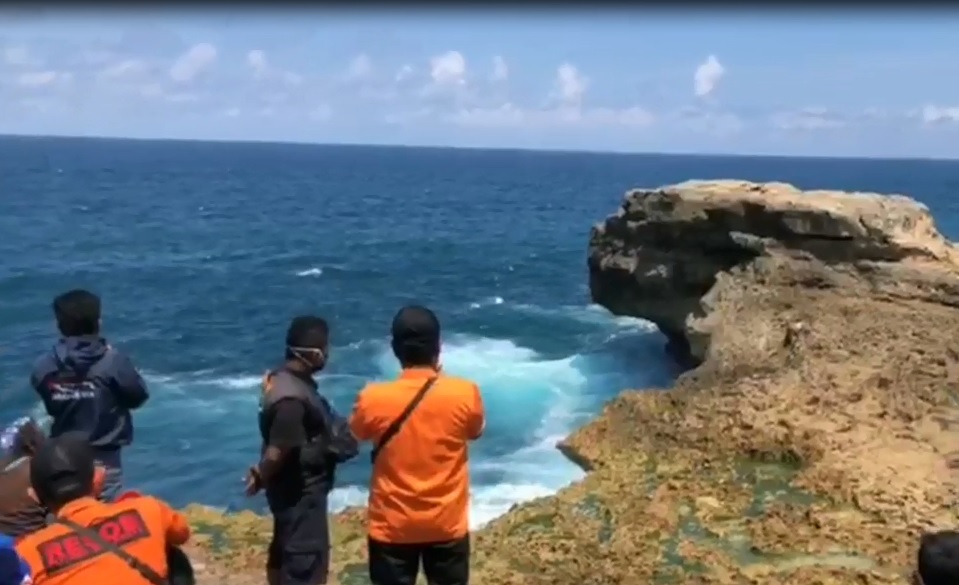 Asik Mancing, Pria Blitar Hilang Dihantam Ombak Laut Selatan