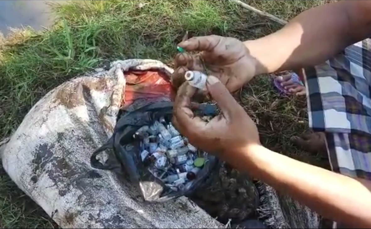 Tumpukan limbah medis ditemukan mahasiwa di Sungai Bantaran Probolinggo. 