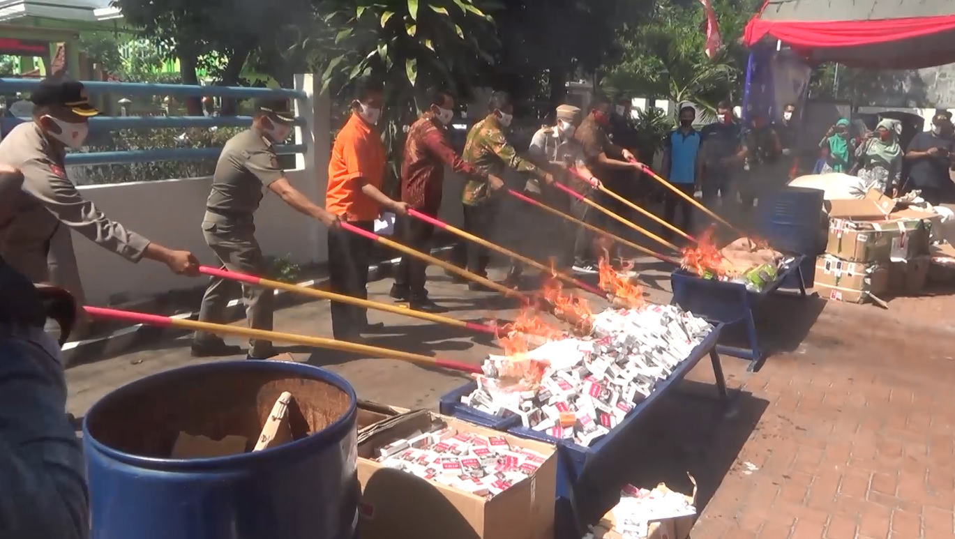 Ribuan batang rokok ilegal dan seks toys dimusnahkan petugas Kantor Pengawasan dan Pelayanan Bea dan Cukai (KPPCB)  Kediri, Jawa Timur (Foto / Metro TV)