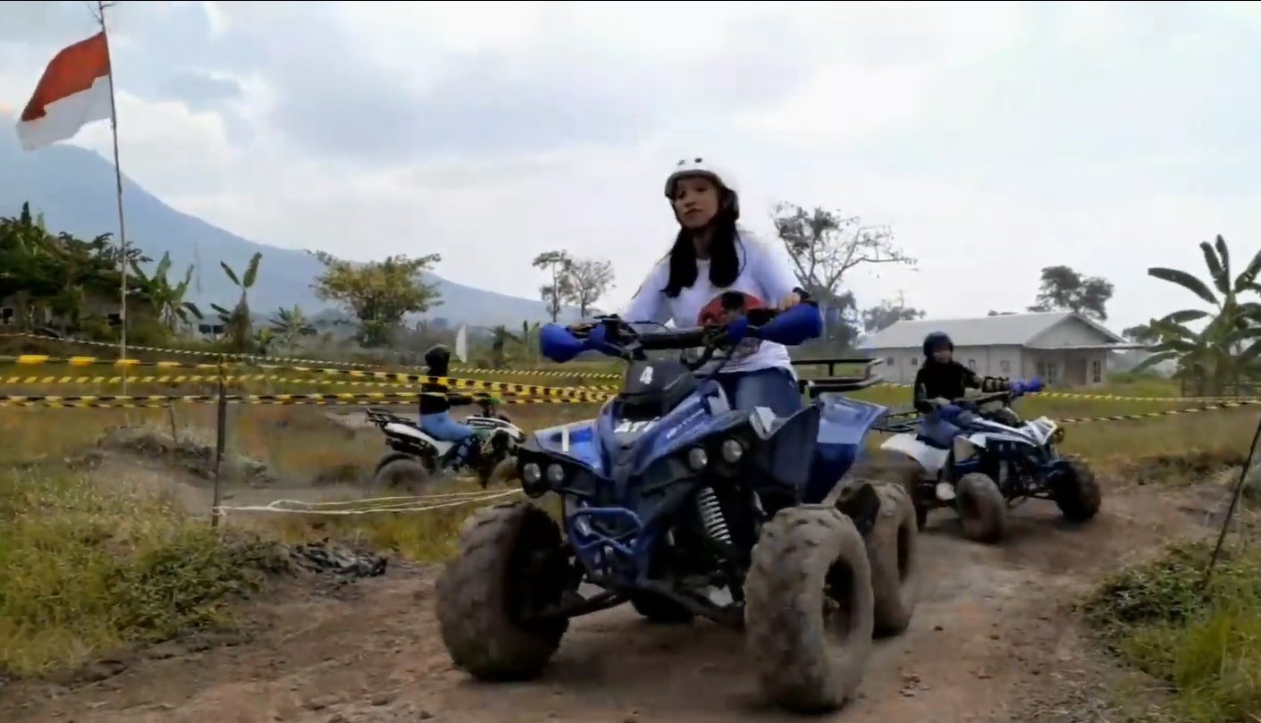 Salah satu pengunjung tengah menikmati serkuit ATV yang berada di Desa Candiwates, Kecamatan Prigen, Pasuruan, Jawa Timur (Foto / Metro TV)