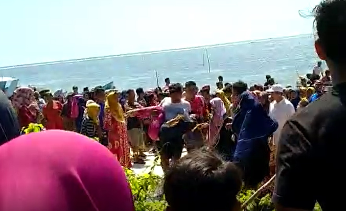 Mengerikan, Perahu Terbalik Dihantam Gelombang! Penumpang Tewas, Hilang dan Pingsan