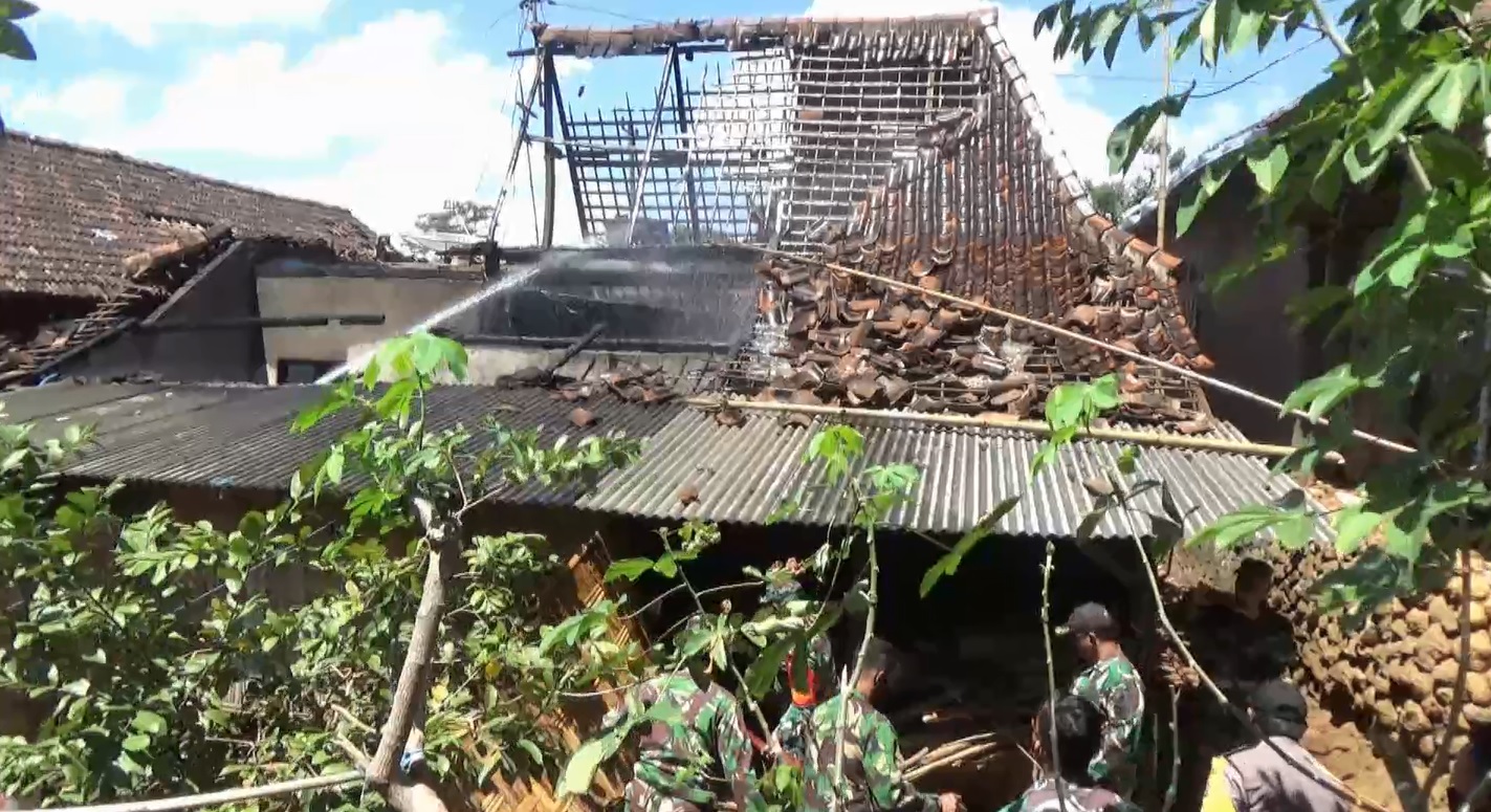 Proses pemadaman api yang membakar rumah Rukiyem (Foto / Metro TV)