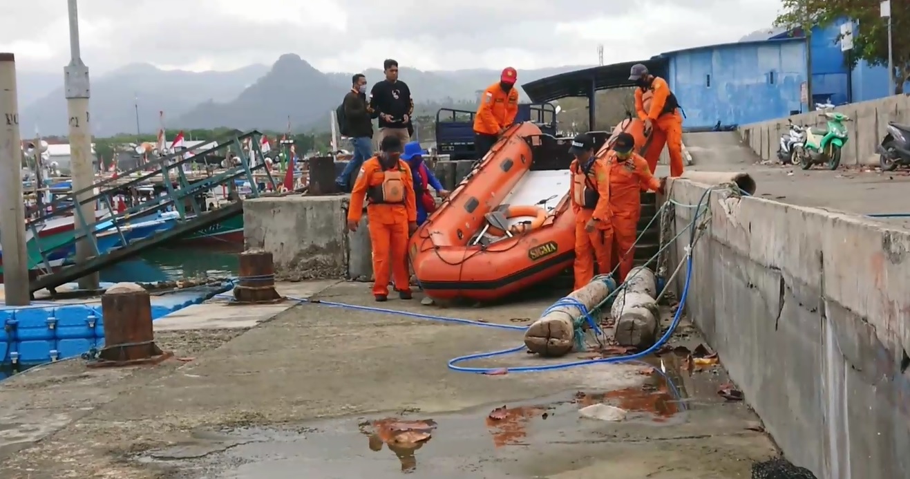 Tim SAR Trenggalek mengerahkan perahu karet untuk melakukan pencarian Karyanto (Foto / Metro TV)