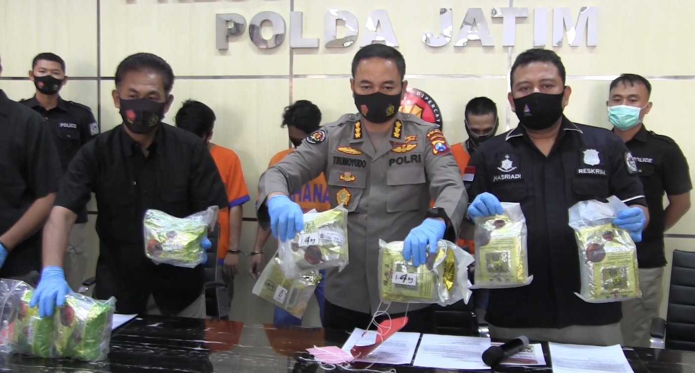 Kabid Humas Polda Jatim, Kombes Pol Trunoyudo Wisnu Andiko menunjukkan barang bukti sabu yang diselundupkan ke dalam kemasan teh herbal (Foto / Metro TV)