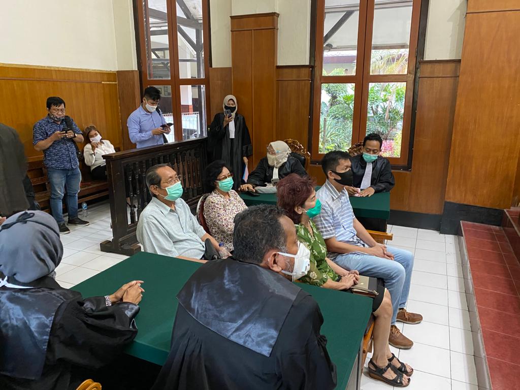 Empat terdakwa perkara penggelapan saham PT Zangrandi saat menjalani sidang putusan di Pengadilan Negeri Surabaya (Foto / Clicks.id)