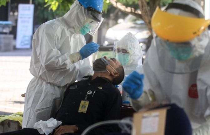 Dinkes Sidoarjo melakukan tes swab terhadap pimpinan dan anggota DPRD Sidoarjo (Foto / Metro TV)