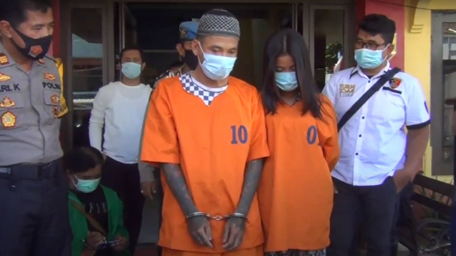 MT dan DAM ditangkap usai melakukan perampasan barang berharga korban (Foto / Metro TV)  