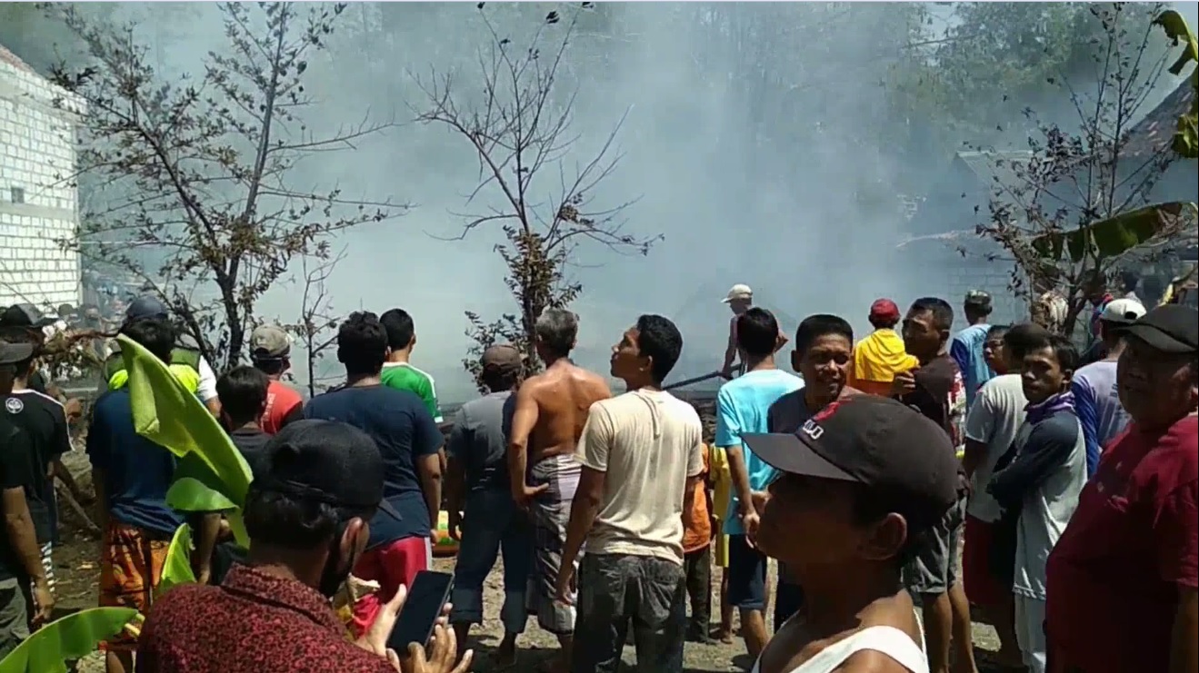 Asap mengepul dari rumah Ngasidah yang sudah ludes terbakar. (metrotv)