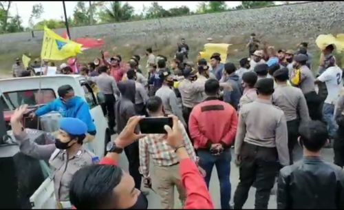 Massa pro penambangan dihalau petugas kepolisian saat akan menyerang mahasiswa PMII. (metrotv)