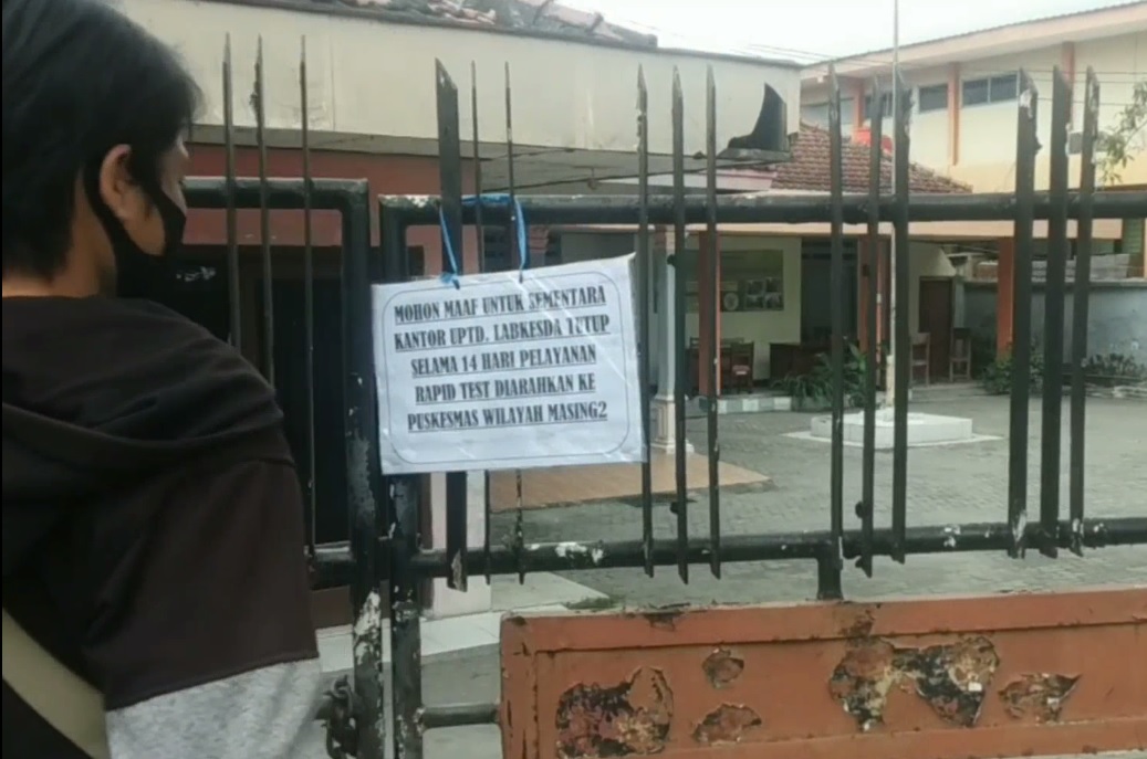 Kantor UPTD Labkesda Bojonegoro  ditutup sementara selama 14 hari. (metrotv)
