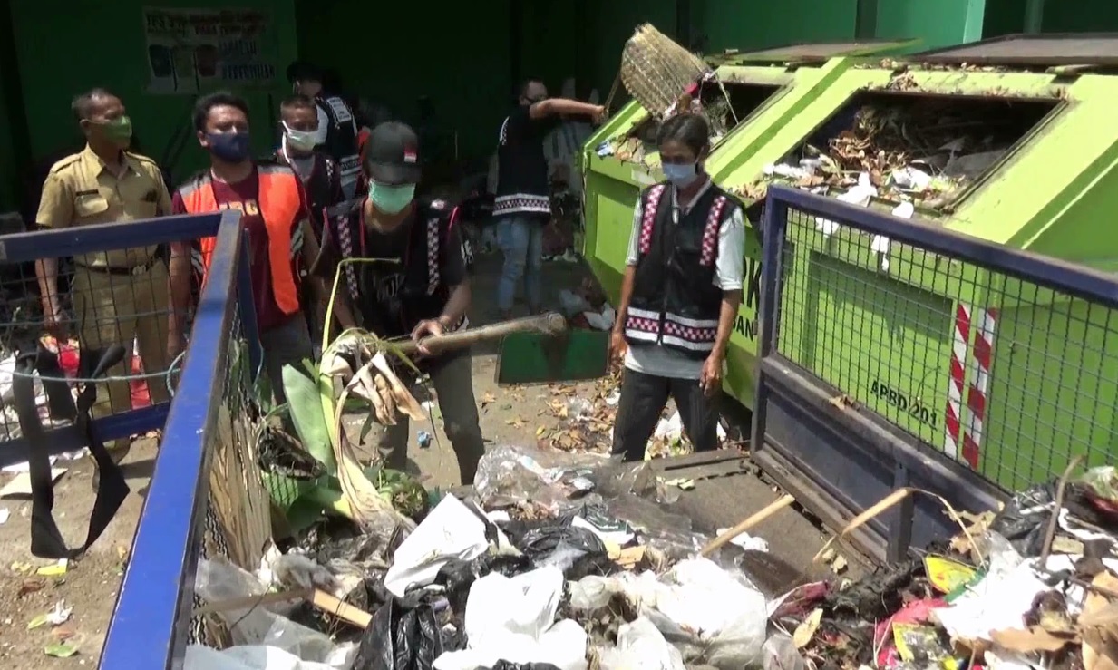 Disiplin Rendah, Pelanggar Masker di Tuban Dihukum Bersihkan Sampah