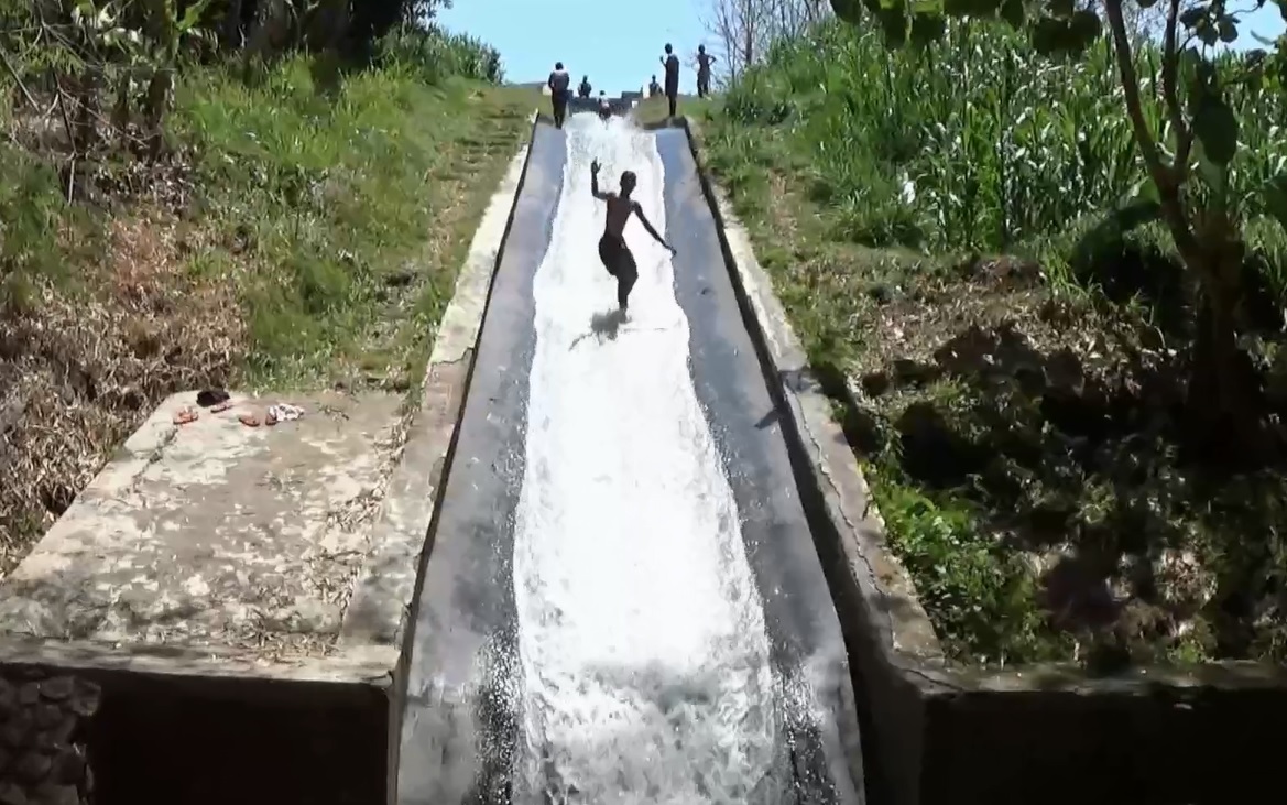 Sejumlah remaja tengah asyik meluncur di irigasi sungai Pleret Magetan untuk menghilangkan kebosanan di tengah pandemi covid-19 (Foto / Metro TV)