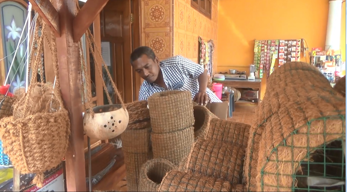 Pemilik usaha pot serabut kelapa Yuliantoro tengah mengecek kualiatas pot sebelum dikirim ke pemesan (Foto / Metro TV)
