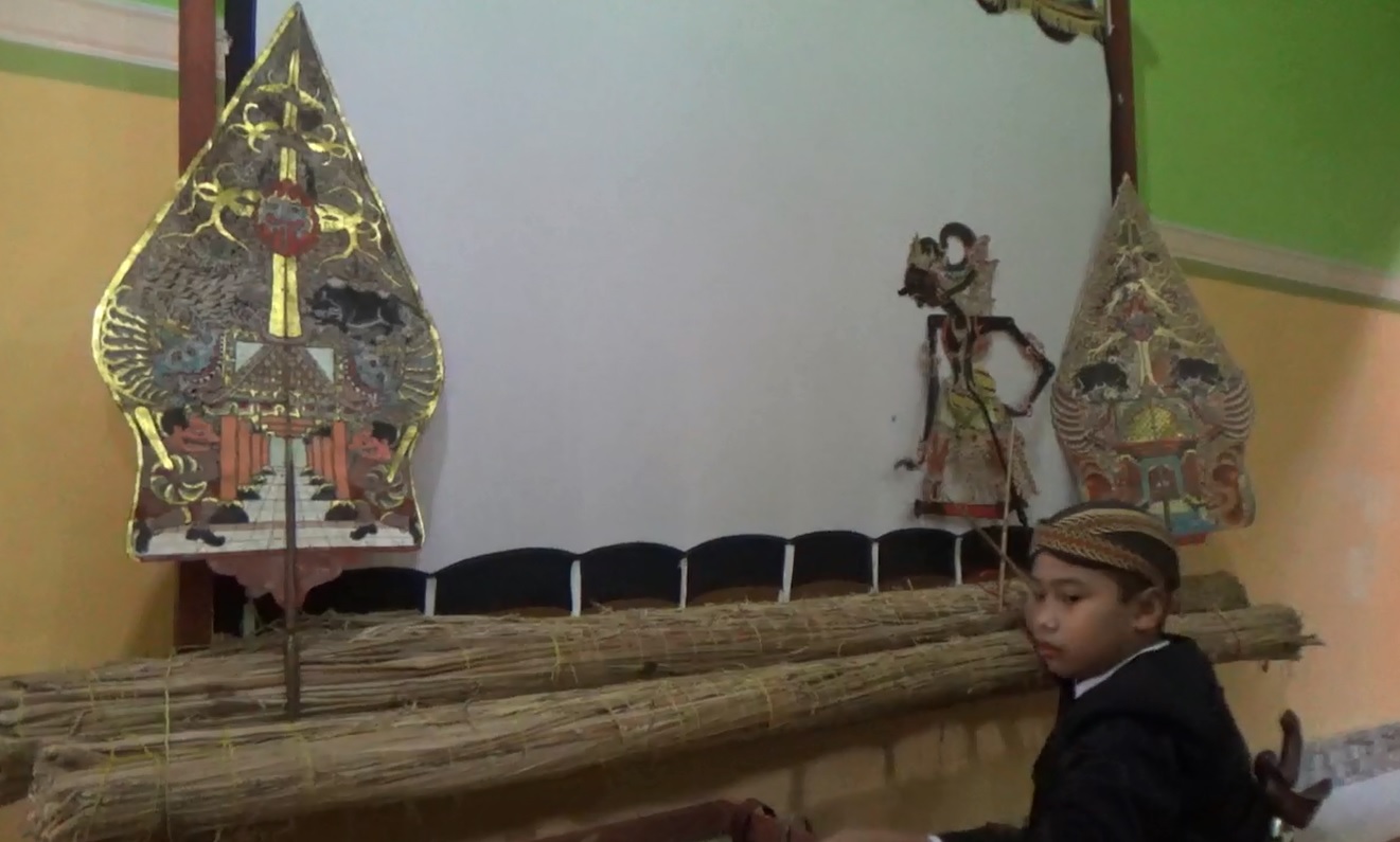 Dika Putra Wiratama nampak luwes saat memainkan karakter wayang kulit (Foto / Metro TV)