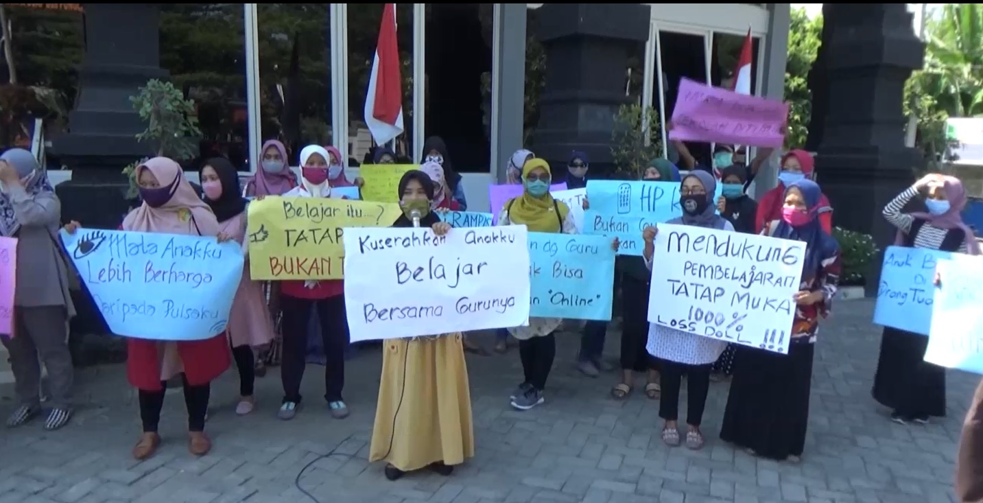 Wali murid mendatangi Dinas Pendidikan Jombang untuk menuntut dibukanya kembali pembelajaran tatap muka di tengah pandemi (Foto / Metro TV)