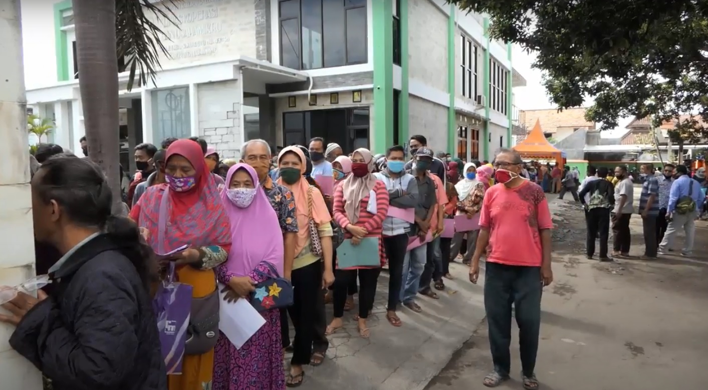 Abaikan Physical Distancing, Ratusan Pelaku UMKM Mengantre Bansos