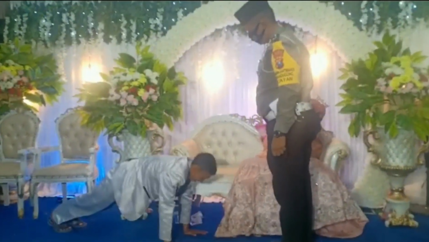 Pengantin Baru Dihukum Push Up, Warga : Lumayan Pemanasan Sebelum Mantab-Mantab