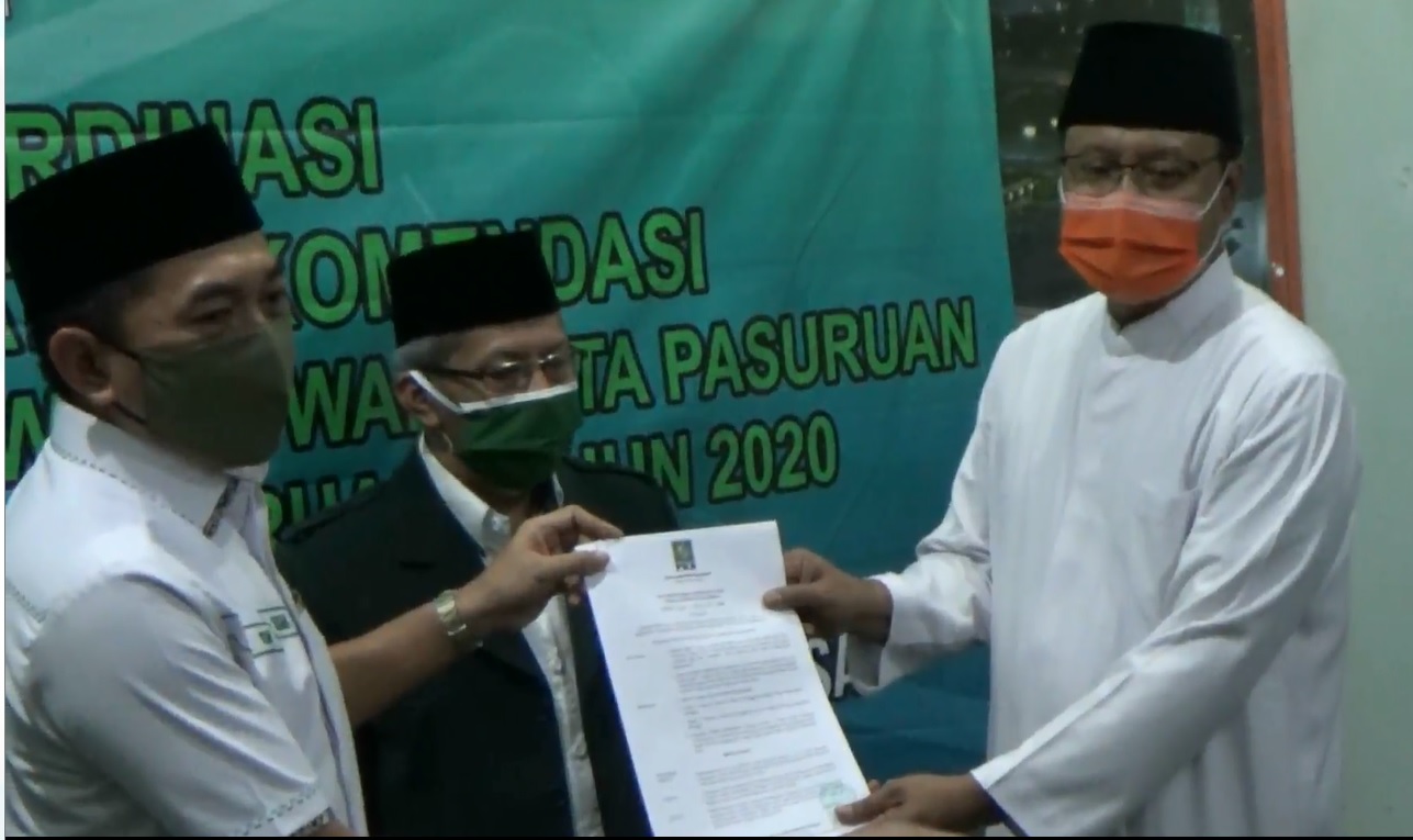 Mantan Wakil Gubernur Jatim, Saifullah Yusuf (kanan) saat menerima rekom dukungan dari DPP PKB untuk maju sebagai calon walikota Pasuruan (Foto / Metro TV) 