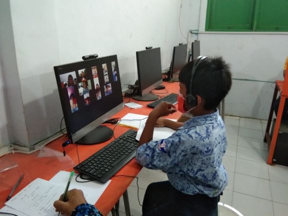 Seorang siswa tengah mengikuti belajar daring yang diberikan sekolah (Foto / Medcom.id)