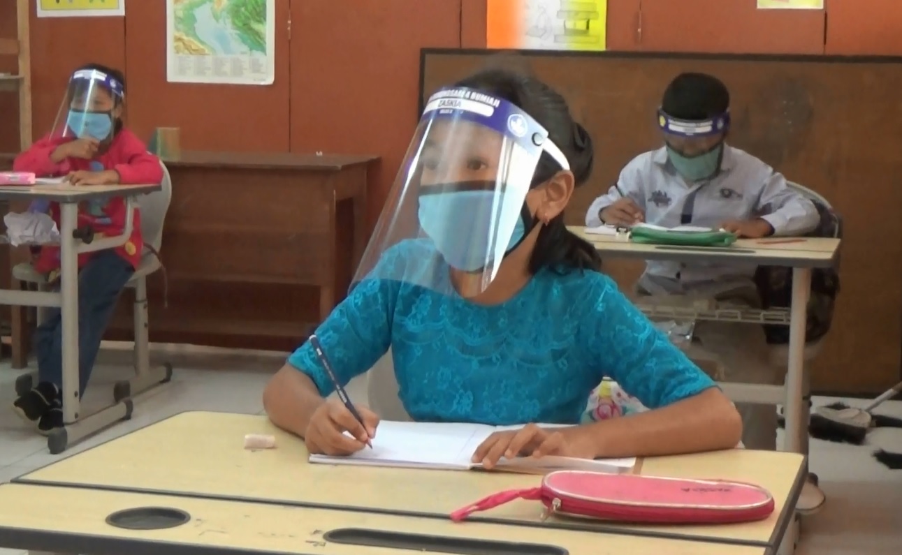 Puluhan Siswa di Kaki Bukit Nekat Gelar Sekolah Tatap Muka