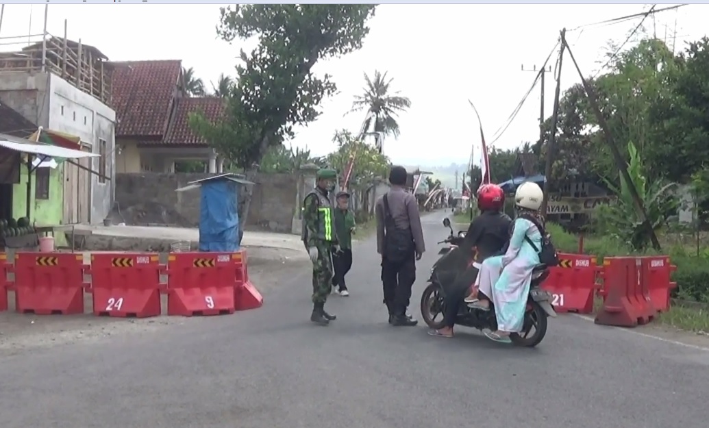 Akses jalan menunju Ponpes Banyuwangi ditutup total. (metrotv)