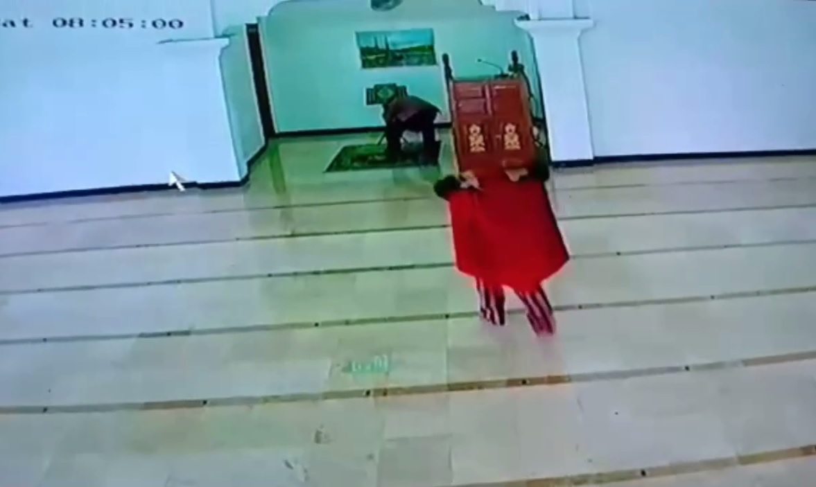 Aksi pencurian sajadah terekam kamera CCTV 