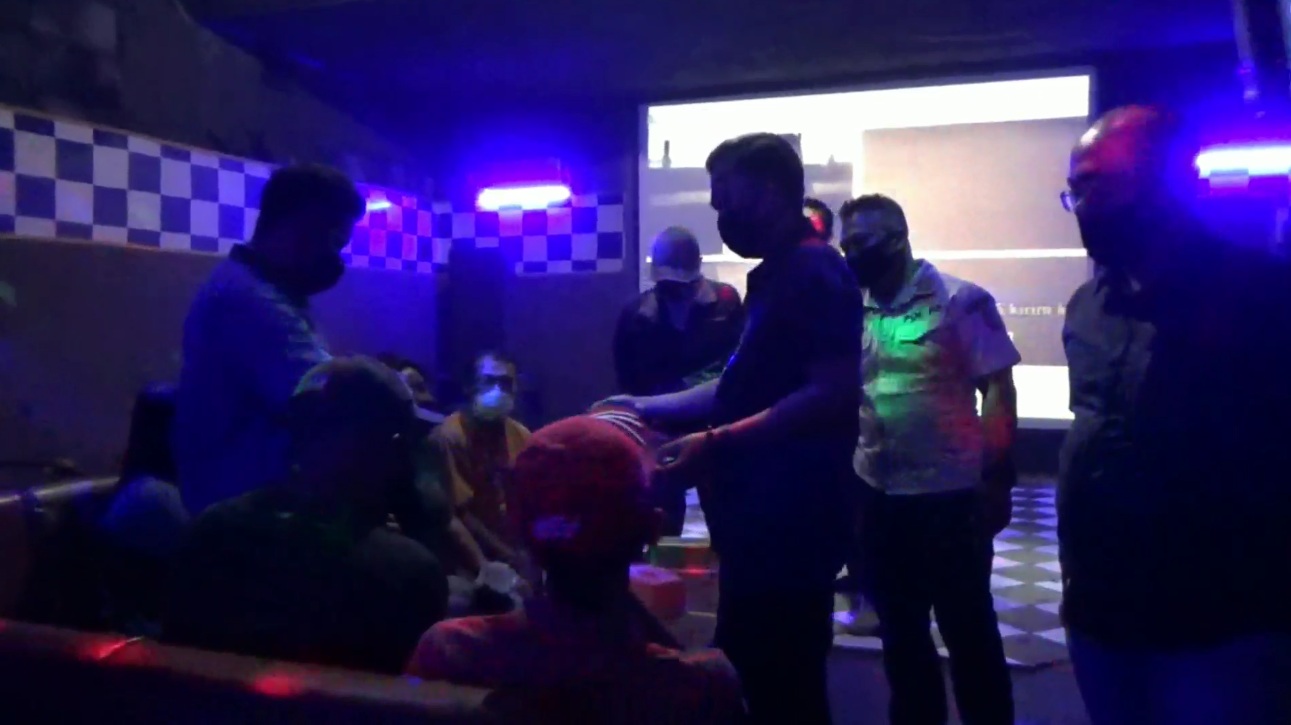 Petugas Satpol PP Tulungagung menertibkan  tempat karaoke yang nekat beroperasi di tengah pandemi (Foto / Metro TV)