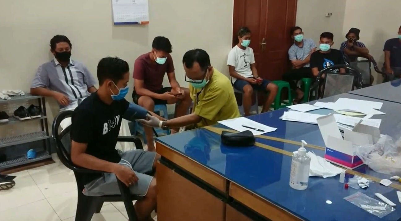 Para pemain Persela Lamongan saat menjalani rapid test i Markas Persela Lamongan (Foto / Metro TV)