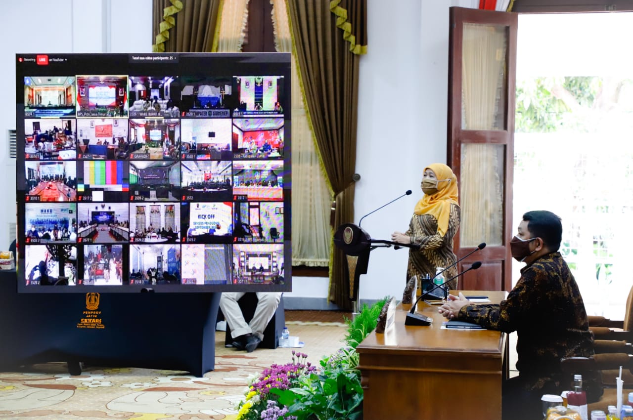 Gubernur Jawa Timur Khofifah Indar Parawansa melakukan kick off secara virtual sensus penduduk offline di Gedung Negara Grahadi Surabaya, Selasa 1 September 2020 (Foto / Clicks.id) 