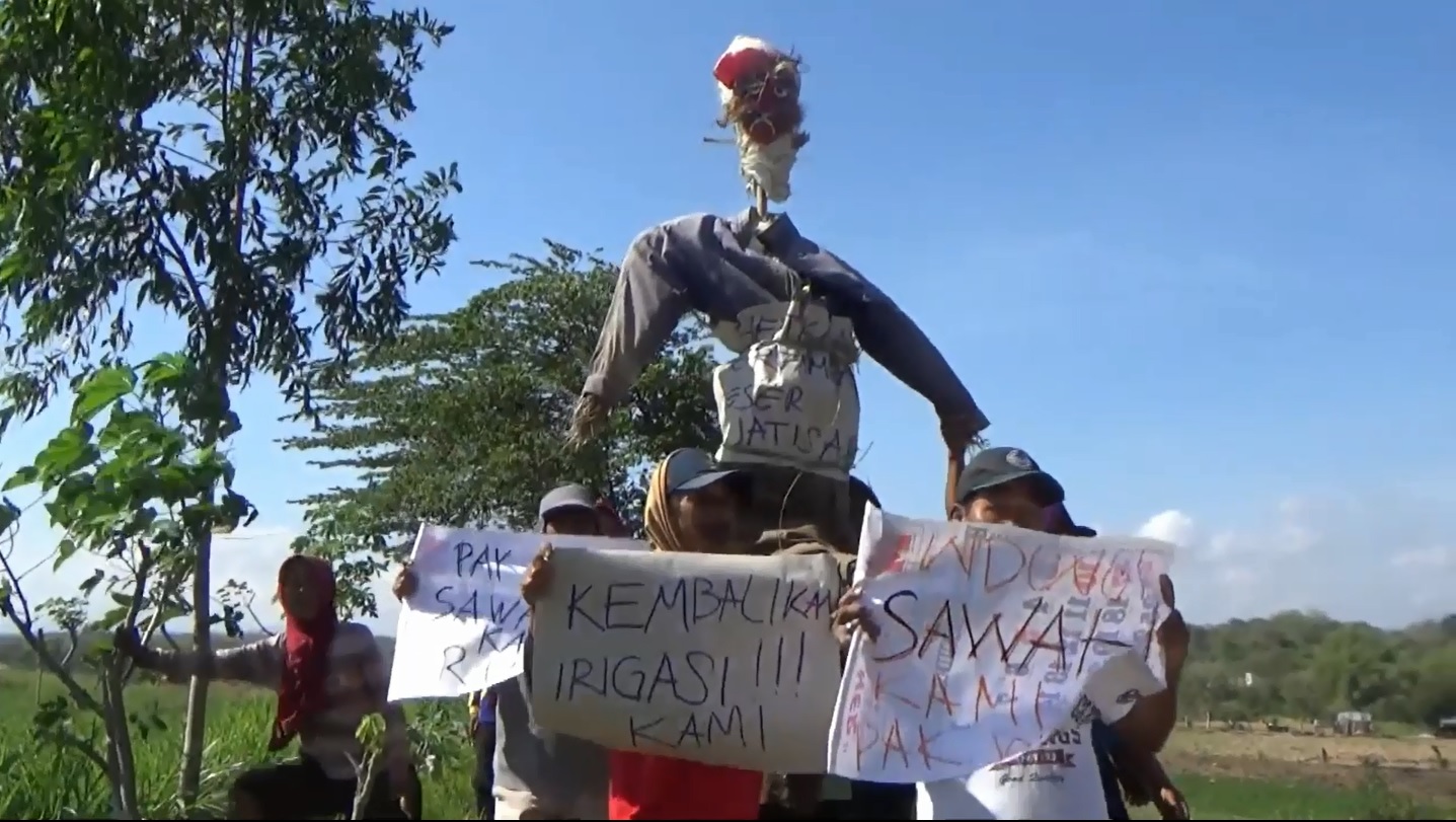 Sejumlah petani membawa poster yang berisi protes terkait kegiatan tambang yang dianggap merusak lingkungan dan sawah-sawah mereka 