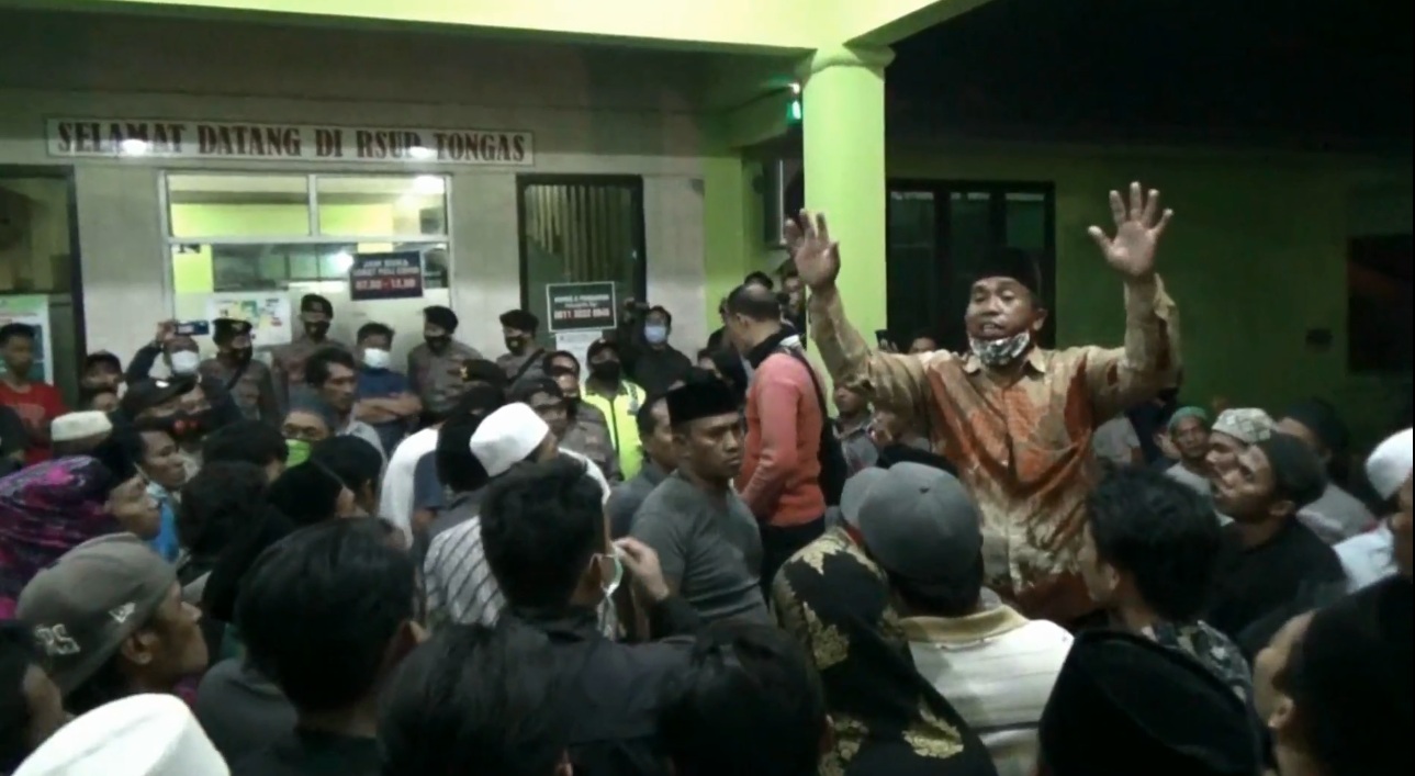 Ratusan warga Dungun, Tongas mendatangi RSUD Tongas untuk menolak pemulasaran jenazah reaktif korona (Foto / Metro TV)