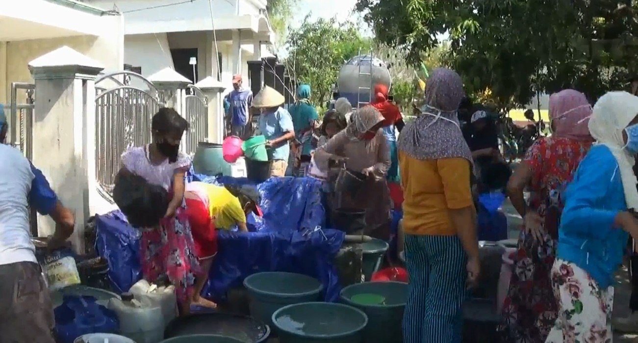 Warga Desa Bedingin, Lamongan berebut air bersih yang didistribusikan BPBD Lamongan (Foto / Metro TV)