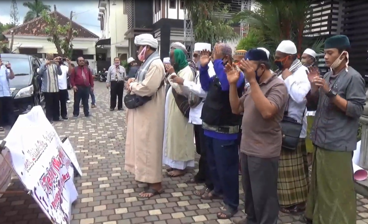 Massa meletakan keranda jenazah di depan Mapolres Tulungagung (metrotv)