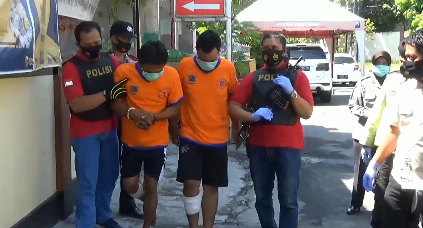 Tersangka Wiyono dan Resol Ryanti berjalan pincang setelah ditembak  polisi lantaran mencoba melawan dan kabur dari kejaran polisi (Foto / Metro TV)